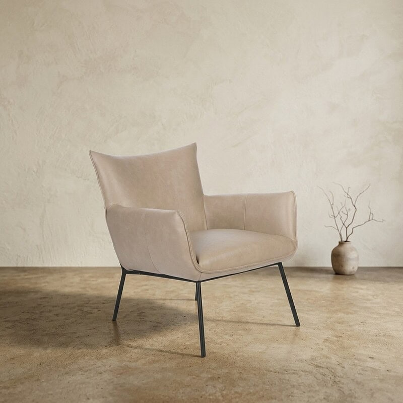 Bank fauteuil met beige bekleding en zwarte metalen poten, perfect voor een modern interieur.