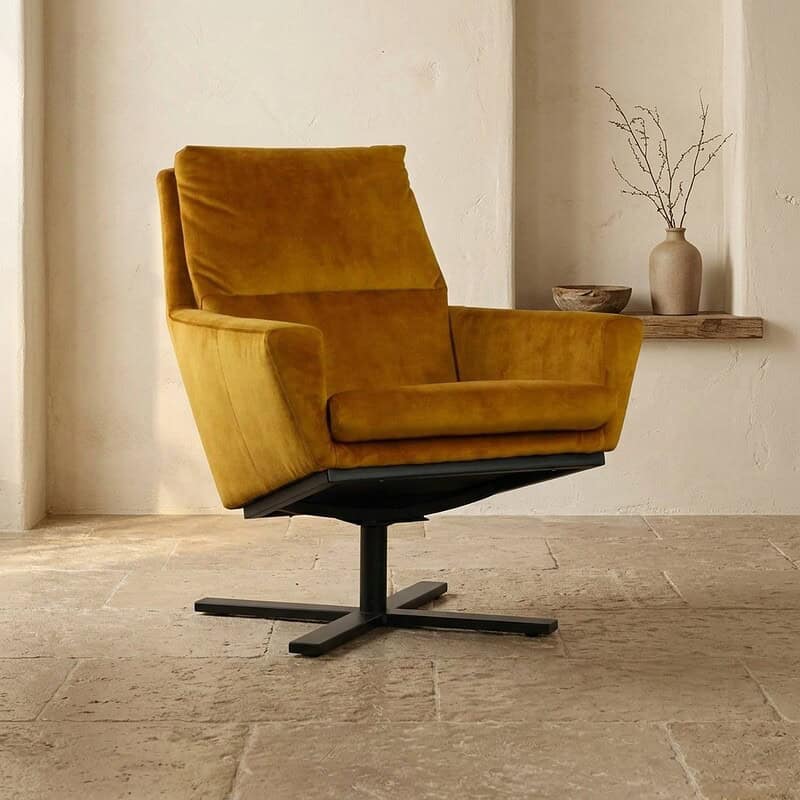 Luxe gele fauteuil van Mokana meubelen met comfortabele bekleding en modern design, perfect voor stijlvolle woonruimtes.