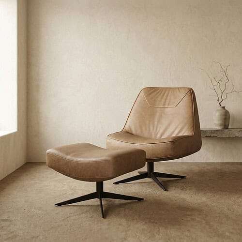 Leren lounge stoel met voetenbank, perfect voor een stijlvolle en comfortabele zithoek in huis of kantoor. Gemaakt van hoogwaardig leer en met een strak, eigentijds ontwerp.