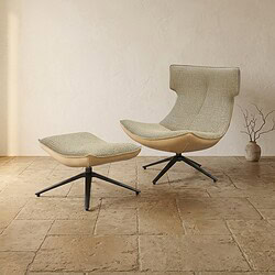 Mokana lounge stoel en voetenbank in lichtgrijs stof, modern design, comfortabele zitmeubels voor woonkamer of kantoor.