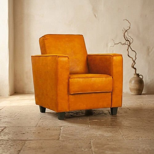 Vintage oranje leren fauteuil, perfect voor woonkamer en stijlvolle interieurdecoratie, met comfortabele zitting en stevige houten poten, ideaal voor een warme en gezellige sfeer.