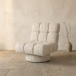 Ein luxuriöser Stoffsessel mit bequemer Rückenlehne und einzigartiger Form, perfekt für moderne Einrichtungen und zum Entspannen. Hergestellt aus hochwertigen Materialien für Langlebigkeit und Stil.