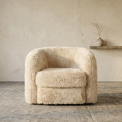 Luxe wollen fauteuil met zachte, pluizige bekleding, perfect voor een gezellige zithoek. Gemaakt van hoogwaardig materiaal voor comfort en stijl, ideaal voor moderne interieurs.