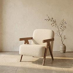 Moderne fauteuil met houten armleuningen en zachte stoffen bekleding, perfect voor een stijlvolle en comfortabele zithoek in een minimalistisch interieur.
