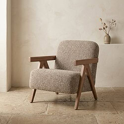 Moderne houten en stoffen fauteuil met comfortabele bekleding, perfect voor een gezellige zithoek of woonkamer.