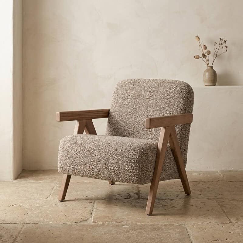 Moderne houten en stoffen fauteuil met comfortabele bekleding, perfect voor een gezellige zithoek of woonkamer.