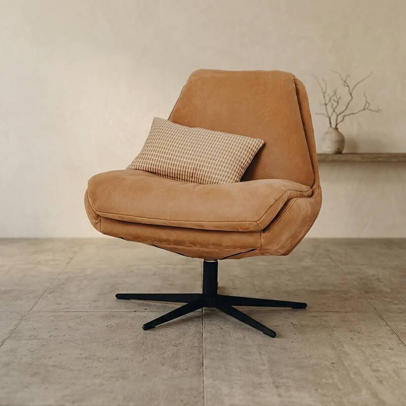 Comfortabele lounge fauteuil met kussen in een modern interieur, perfect voor ontspanning en stijl.
