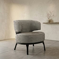 Elegante Mokana fauteuil met comfortabele grijze stof en zwart houten poten, ideaal voor een moderne woonkamer of lounge.