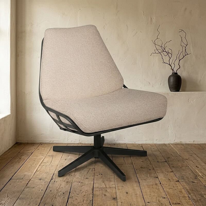 Moderne houten bureaustoel met beige stoffering en zwarte metalen onderstel, geschikt voor kantoor of thuiswerkplek.