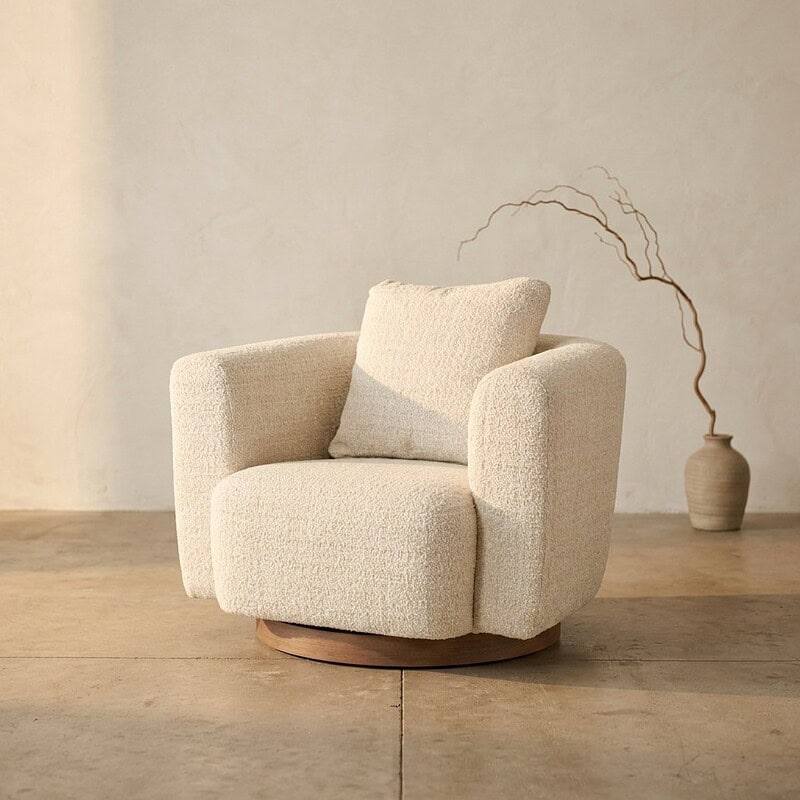 Comfortabele houten draaifauteuil met zachte bekleding, perfect voor een modern en minimalistisch interieur. Ideaal voor ontspanning en stijlvol wonen.
