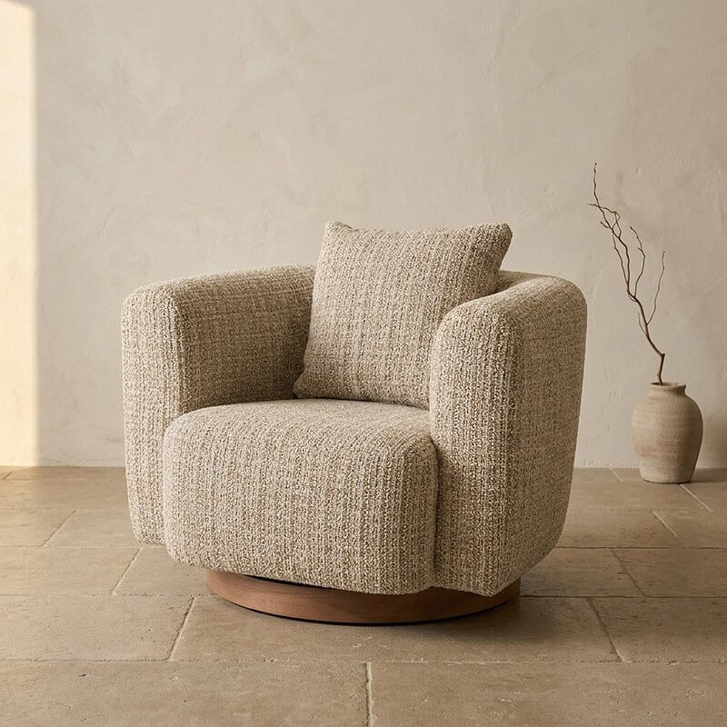Comfortabele Mokana bank fauteuil met zachte bekleding en ronde vormen, perfect voor een gezellige zithoek in huis.