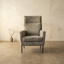 Moderne grijze bankfauteuil van Mokana Meubelen met hoog rugleuning en slanke zwarte poten, perfect voor een stijlvolle en gezellige woonkamer.