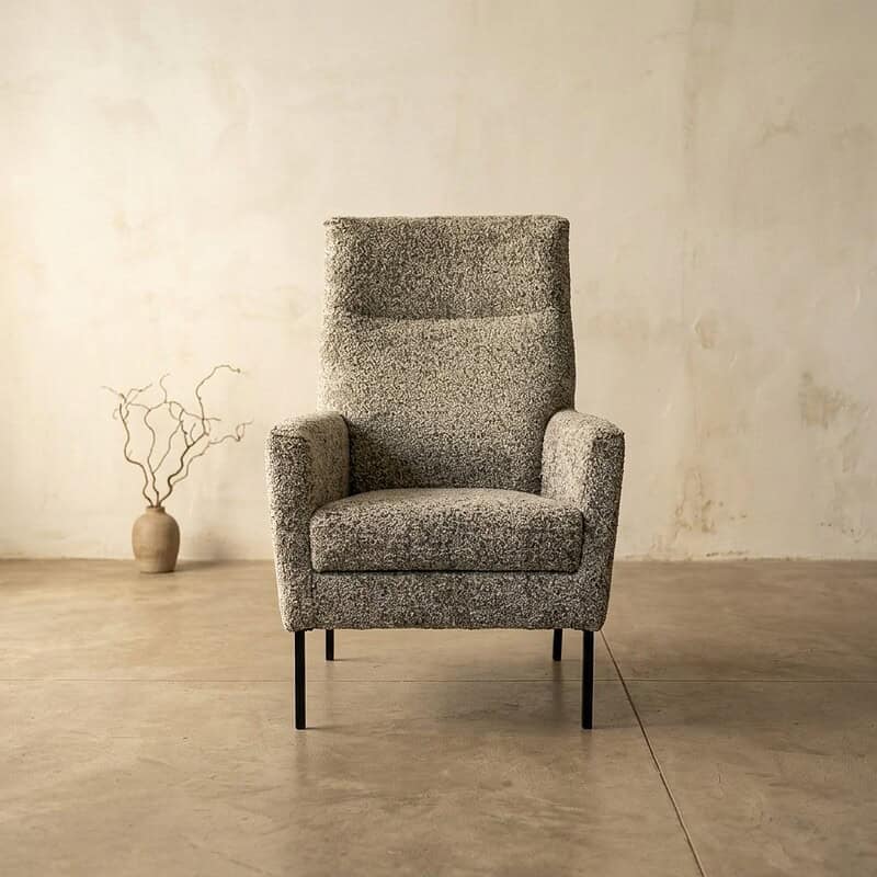 Moderne grijze bankfauteuil van Mokana Meubelen met hoog rugleuning en slanke zwarte poten, perfect voor een stijlvolle en gezellige woonkamer.
