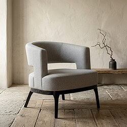 Moderne houten en stoffen fauteuil in minimalistisch interieur met natuurlijke kleuren en eenvoudige decoratie. Perfect voor een stijlvolle en comfortabele zithoek.