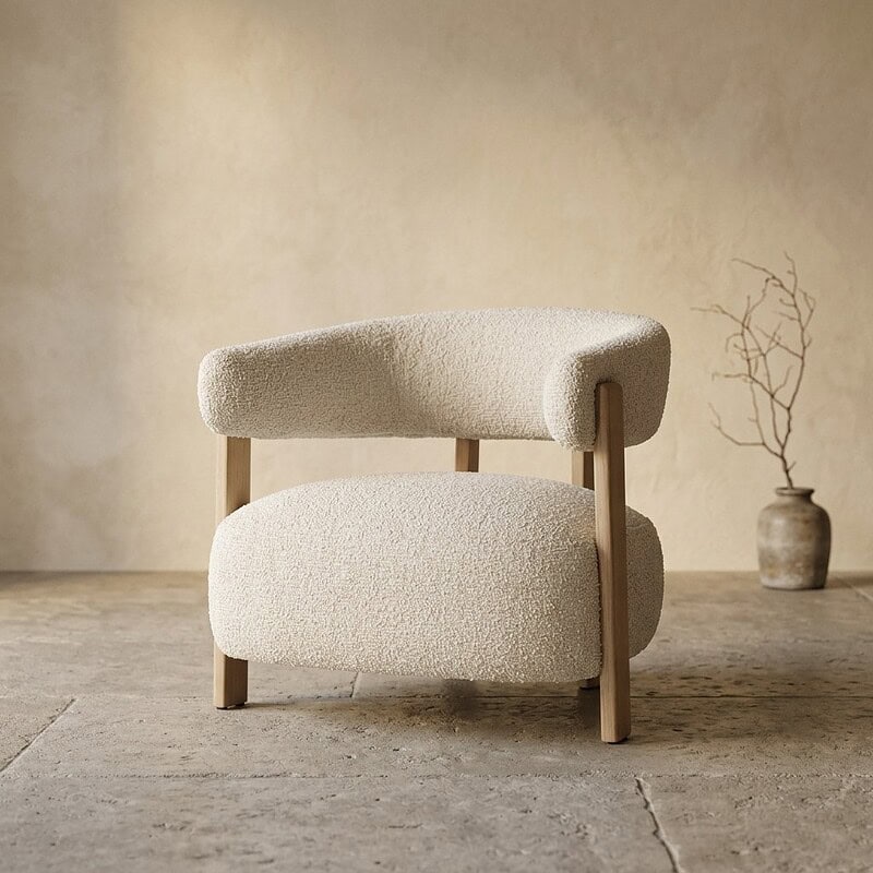 Luxuriöser Mokana-Loungesessel mit weicher Polsterung und Holzgestell – perfekt für eine stilvolle und bequeme Sitzecke in jeder Einrichtung.