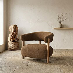 Moderner Sessel aus Holz und Stoff in einem minimalistischen Interieur mit natürlichen Farben und schlichter Dekoration. Perfekt für eine stilvolle und gemütliche Sitzecke.