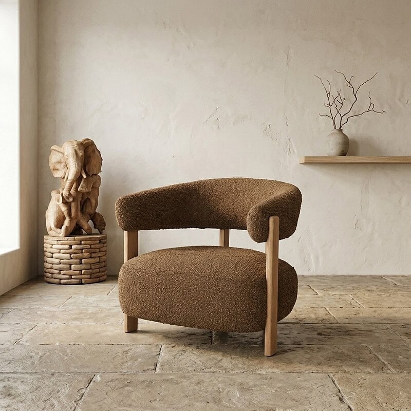 Moderner Sessel aus Holz und Stoff in einem minimalistischen Interieur mit natürlichen Farben und schlichter Dekoration. Perfekt für eine stilvolle und gemütliche Sitzecke.