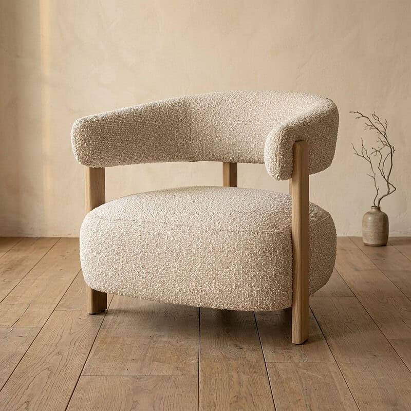 Comfortabele bankenstoel met zachte, gebreide bekleding en houten poten, perfect voor een moderne woonkamer of zithoek.