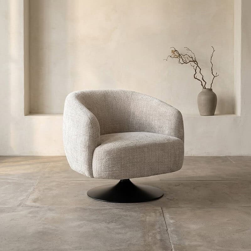 Moderne stoffen fauteuil met draaibaar onderstel, perfect voor een eigentijdse woonkamer of kantoorruimte, ontworpen door Mokana Meubelen.