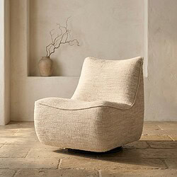 Luxe beige lounge fauteuil met zachte stofbekleding, ideaal voor ontspanning en stijlvolle interieurdecoratie. Perfect voor woonkamers die een warme en uitnodigende sfeer willen creëren.