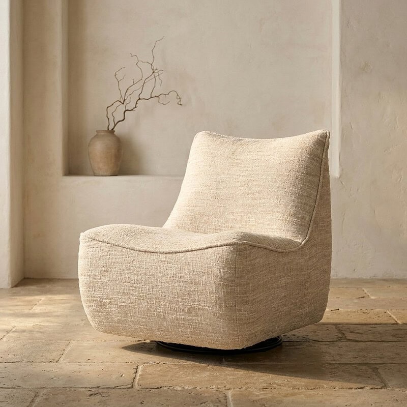 Luxe beige lounge fauteuil met zachte stofbekleding, ideaal voor ontspanning en stijlvolle interieurdecoratie. Perfect voor woonkamers die een warme en uitnodigende sfeer willen creëren.