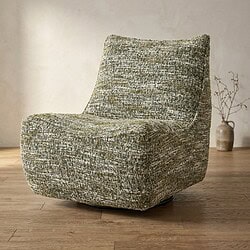 Comfortabele Mokana design fauteuil met zachte bekleding en unieke textuur, perfect voor een modern interieur.