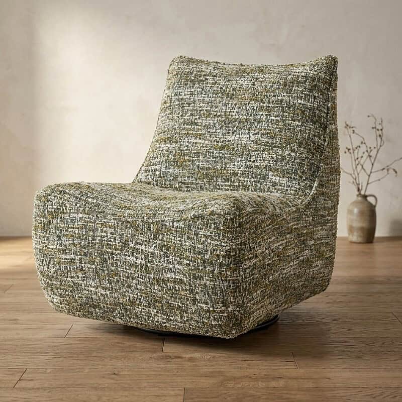 Comfortabele Mokana design fauteuil met zachte bekleding en unieke textuur, perfect voor een modern interieur.