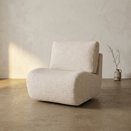 Een stijlvolle en comfortabele fauteuil, perfect voor een modern interieur, gemaakt door Mokana Meubelen.
