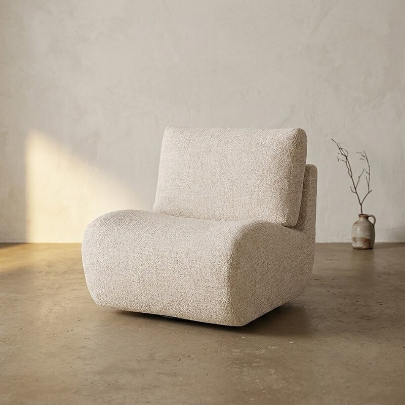 Een stijlvolle en comfortabele fauteuil, perfect voor een modern interieur, gemaakt door Mokana Meubelen.
