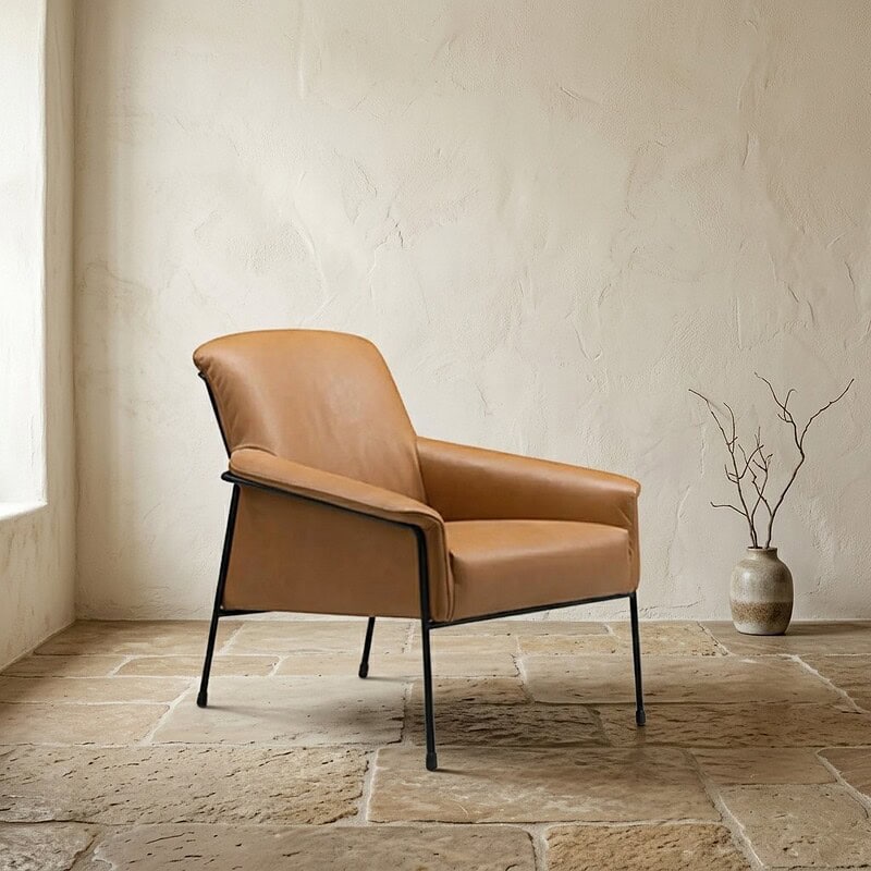 Bank met leren bekleding en metalen poten, perfect voor een moderne woonkamer. Gemaakt door Mokana Meubelen, combineert stijl en comfort voor een eigentijdse inrichting.