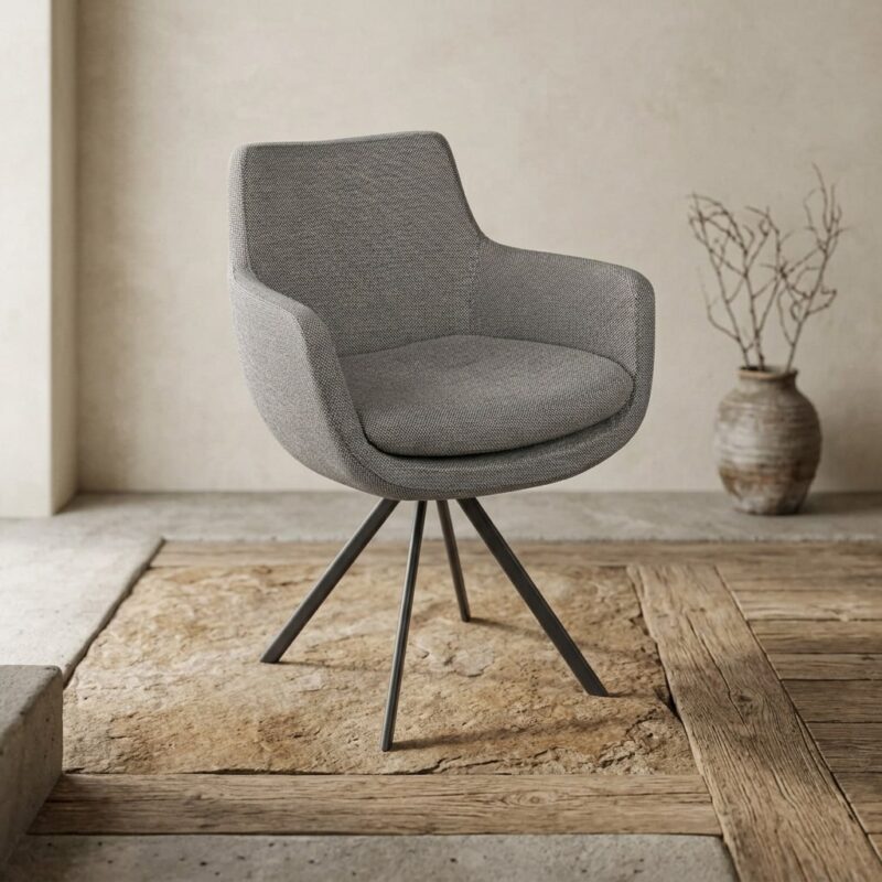 Moderne grijze fauteuil met comfortabele bekleding en houten poten, perfect voor een stijlvolle woonkamer of kantoorruimte.