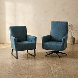Twee moderne fauteuils, een met houten poten en een met draaibare onderstel, in een minimalistische woonkamer met beige muren en houten vloer.