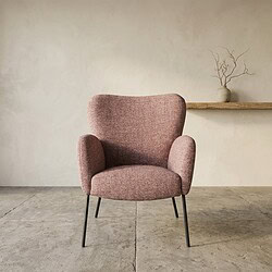 Zachte stoffen fauteuil in roze met slanke zwarte poten, ideaal voor een modern en comfortabel zitplekje in huis.
