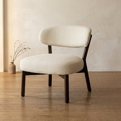 Eleganter Vintage-Sessel mit Holzgestell und weichem, cremefarbenem Bezug – perfekt für eine moderne Einrichtung. Bequemer Sitzkomfort und stilvolles Aussehen, ideal für das Wohnzimmer oder das Büro.