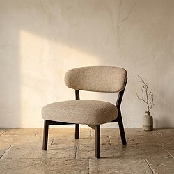 Moderne houten fauteuil met beige bekleding, perfect voor een stijlvolle en comfortabele zithoek in huis.