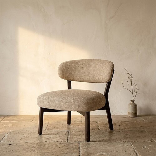 Moderne houten fauteuil met beige bekleding, perfect voor een stijlvolle en comfortabele zithoek in huis.