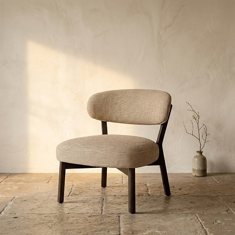 Moderne houten fauteuil met beige bekleding, perfect voor een stijlvolle en comfortabele zithoek in huis.