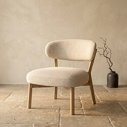 Moderne houten fauteuil met zachte beige bekleding, perfect voor een stijlvolle en comfortabele zithoek in huis.