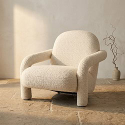 Luxe bank fauteuil van Mokana met zachte, gebreide bekleding en ronde vormen, perfect voor een stijlvolle en gezellige zithoek.