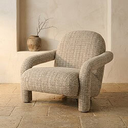 Luxe stoffen fauteuil met comfortabele zitting en ronde armleuningen, perfect voor een gezellige woonkamer of leeshoek, vervaardigd door Mokana Meubelen.