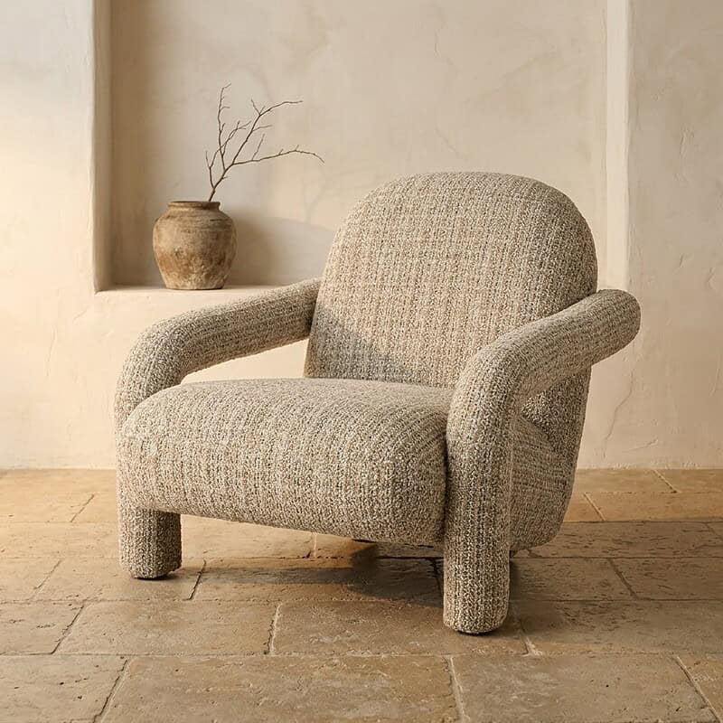 Luxe stoffen fauteuil met comfortabele zitting en ronde armleuningen, perfect voor een gezellige woonkamer of leeshoek, vervaardigd door Mokana Meubelen.