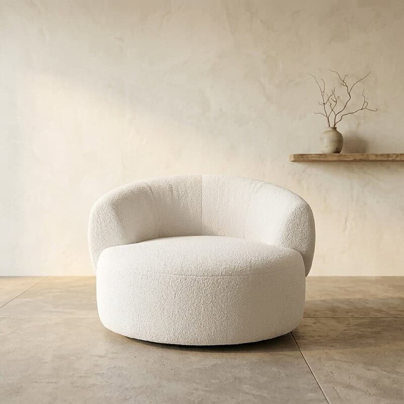 Moderne, witte Mokana zitbank met zachte bekleding en ronde vormen, perfect voor een eigentijdse woonkamer.