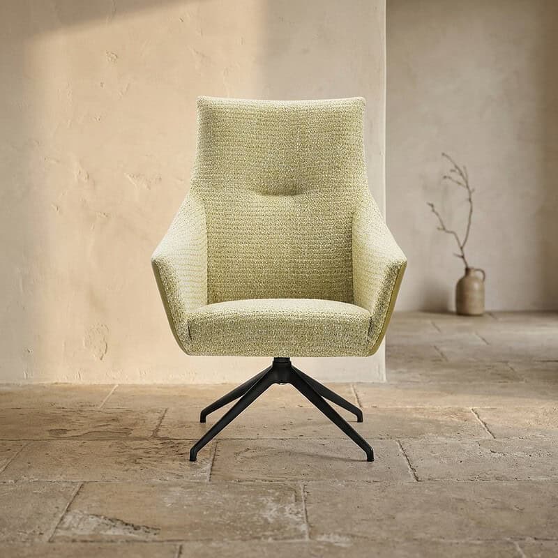 Moderne groene fauteuil van Mokana Meubelen met comfortabele zitting en stijlvolle uitstraling, perfect voor elk interieur.