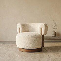 Luxe fauteuil met houten frame en zachte stoffen bekleding, perfect voor modern interieur.
