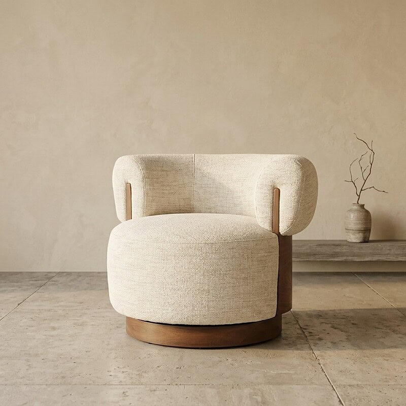 Luxe fauteuil met houten frame en zachte stoffen bekleding, perfect voor modern interieur.
