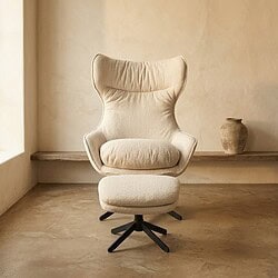 Luxe relaxfauteuil met voetenbankje in een minimalistische interieurstijl, perfect voor ontspanning en comfort.