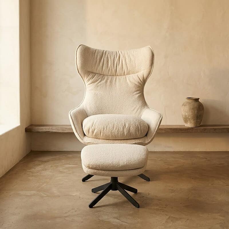 Luxe relaxfauteuil met voetenbankje in een minimalistische interieurstijl, perfect voor ontspanning en comfort.