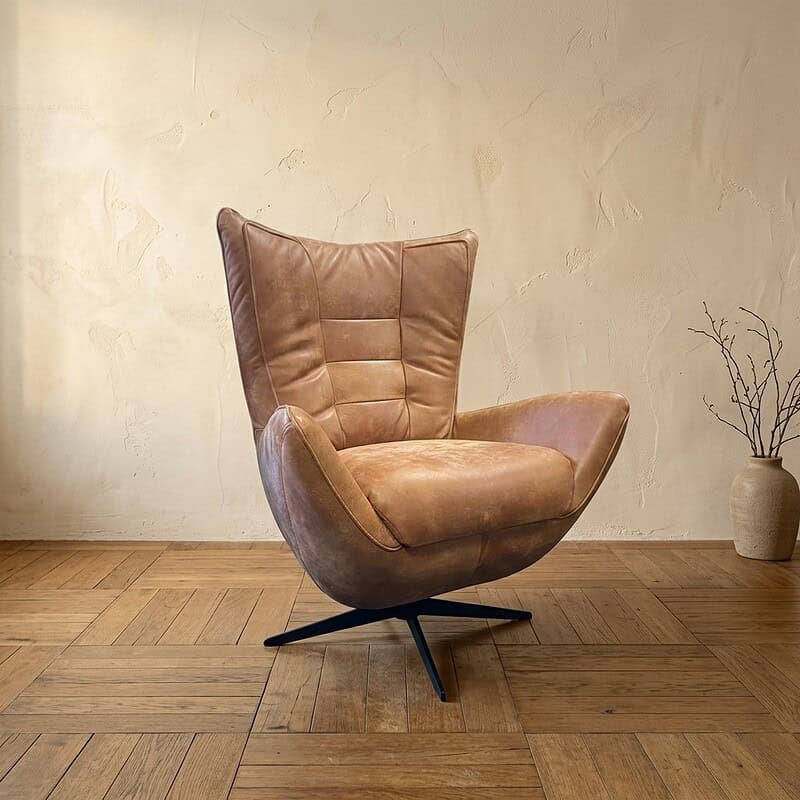 Houten lounge fauteuil met leren bekleding, modern en comfortabel design, perfect voor een stijlvolle woonkamer of lounge. Gemaakt van hoogwaardige materialen voor langdurig gebruik.