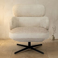 Moderne houten lounge fauteuil met comfortabele beige bekleding, perfect voor een stijlvolle en gezellige zithoek.