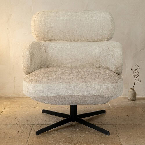Moderne houten lounge fauteuil met comfortabele beige bekleding, perfect voor een stijlvolle en gezellige zithoek.